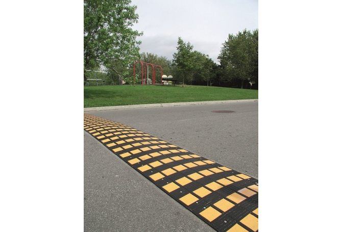 Safety rider verkeersdrempel, standaardelement. 900x450x75mm #1 | Verkeersdrempels | Groven Store Safety