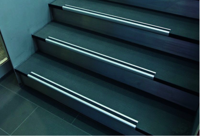 Anti slip hoek proline, aluminium met anti slip. #1 | Bodemmarkering | Groven Store Safety