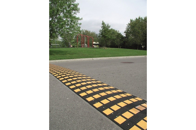 Safety rider verkeersdrempel, eindelement met pen. 900x450x75mm #1 | Verkeersdrempels | Groven Store Safety